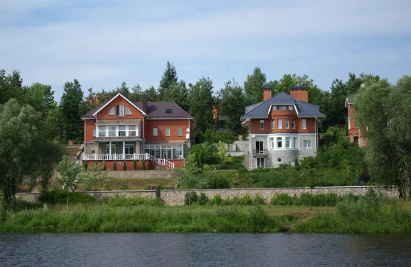 Domy na břehu řeky — Stock fotografie