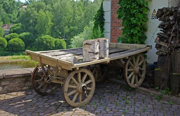 Cart in a country house court yard — Stock Photo, Image