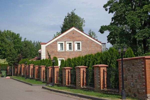 Dom z czerwonej cegły — Zdjęcie stockowe