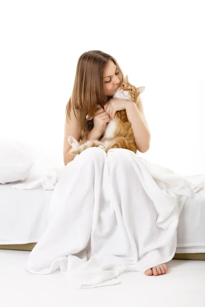 Im Bett mit einer Katze — Stockfoto