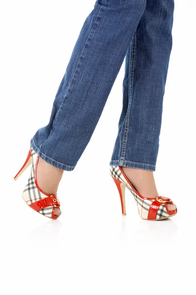 Сексуальные женские ноги в джинсах — стоковое фото