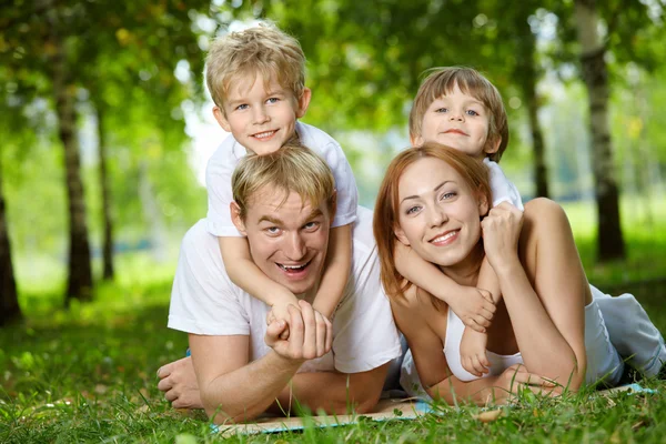 Familjen på en gräsmatta — Stockfoto