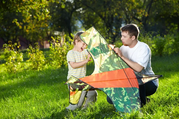 Vater und Sohn im Park — Stockfoto