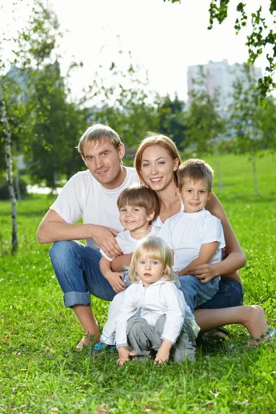 Velká mladá rodina — Stock fotografie