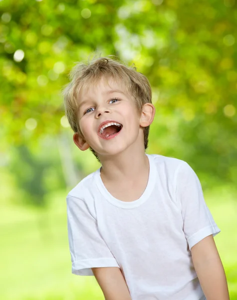 Śmiejąc się głośno dziecko — Zdjęcie stockowe