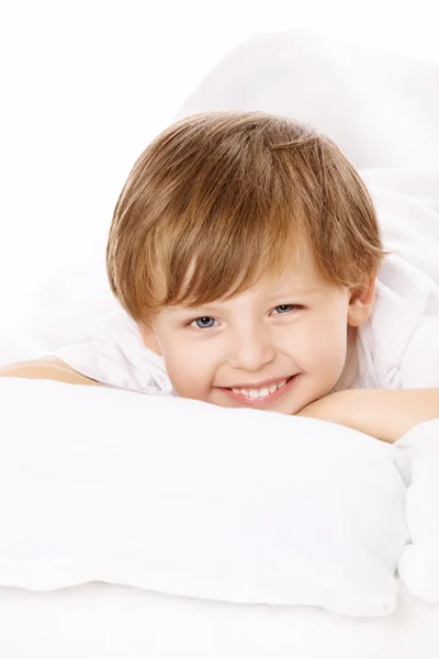 Portrét chlapce v posteli — Stock fotografie