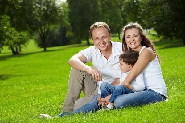 Radostné rodiče a malý syn — Stock fotografie