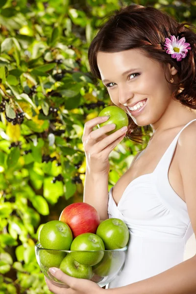 Meisje met een kom van appels — Stockfoto