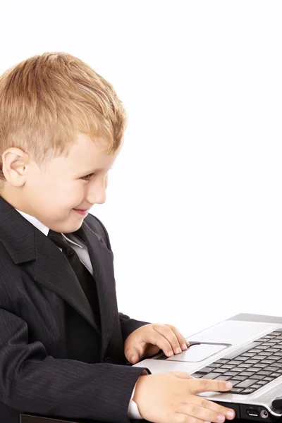 Lille pojken och den bärbara datorn — Stockfoto