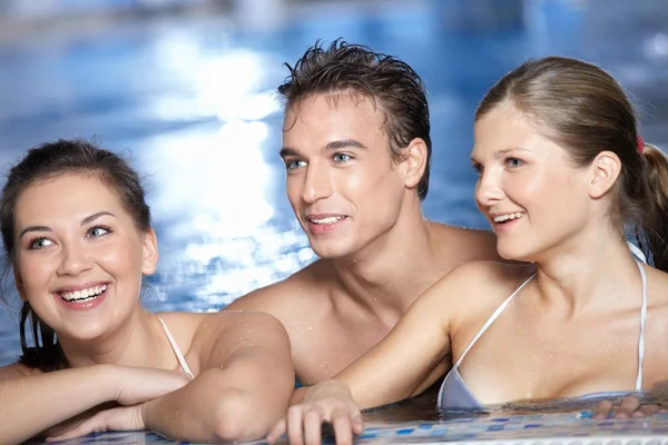 Laughing friends in pool — Stock Photo, Image