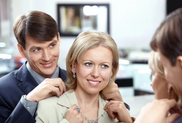 The husband with wife in shop — Stock Photo, Image