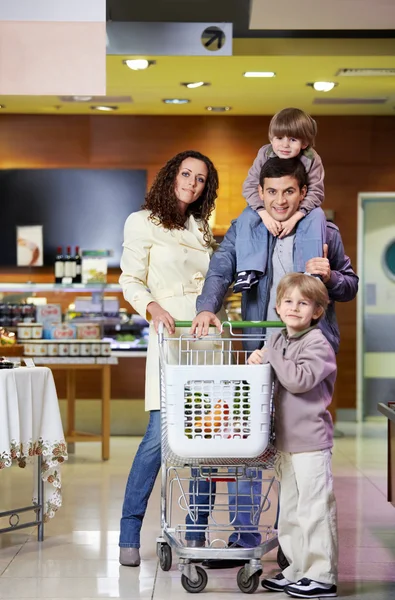 Famille avec achats dans la boutique — Photo