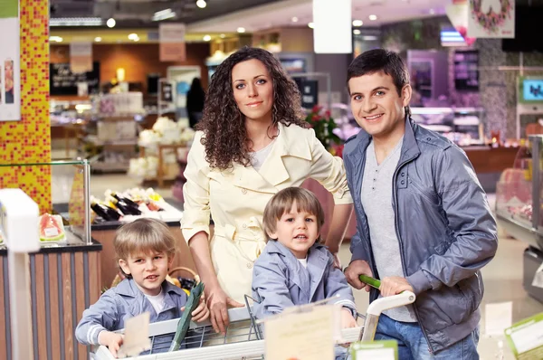 Familjeporträtt i butik — Stockfoto
