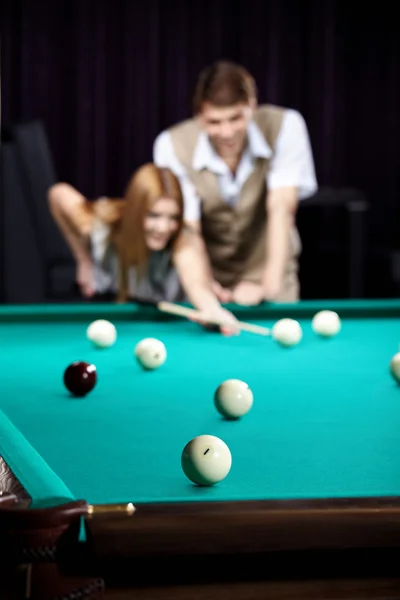 A pár játszik biliárd — Stock Fotó
