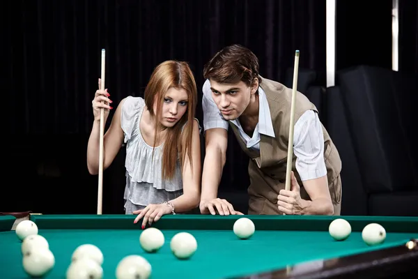 The young couple plays billiards — Stock Photo, Image