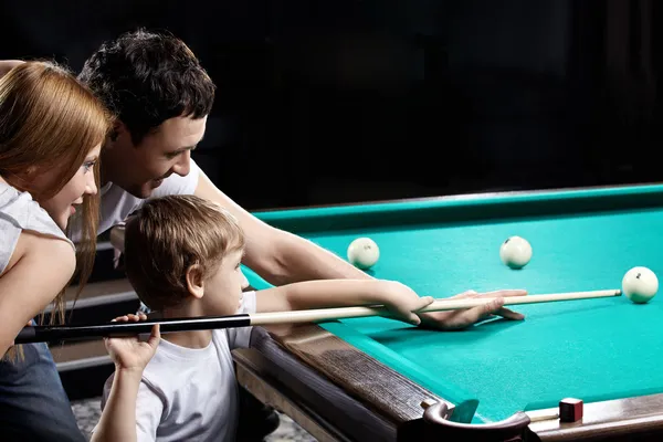 A család játszik biliárd — Stock Fotó
