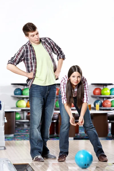 Coppia giocare a bowling — Foto Stock