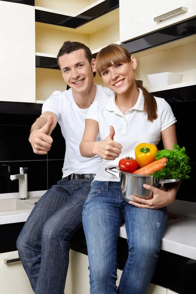 Улыбающаяся пара на кухне — стоковое фото
