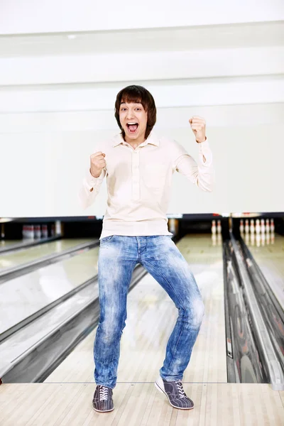 O jovem no bowling — Fotografia de Stock