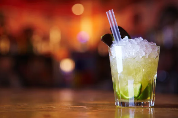 Cocktail com gelo — Fotografia de Stock