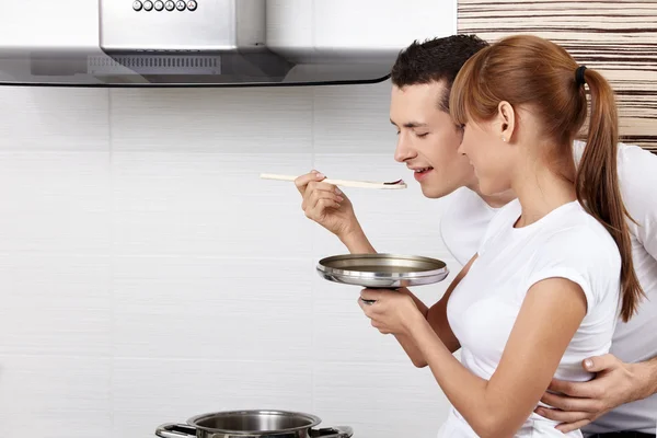 O casal cozinha comida — Fotografia de Stock