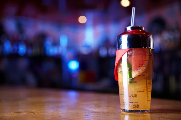 Cocktail in een shaker — Stockfoto