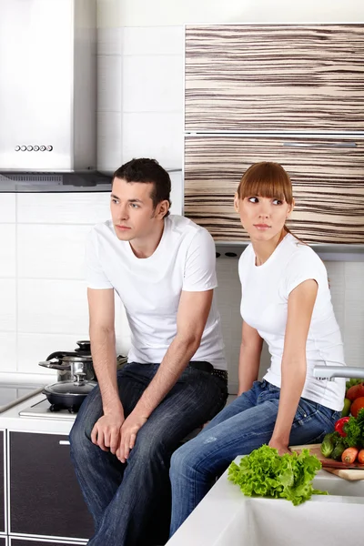 Jeune couple à la cuisine — Photo