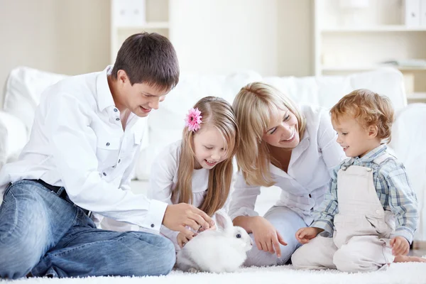 Junge Familie zu Hause — Stockfoto