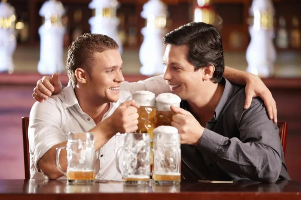Dronken vrolijke man in pub — Stockfoto