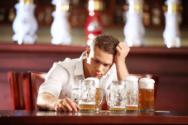 Dronken man in pub — Stockfoto