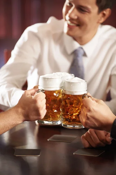 Mannen met grote mokken van bier — Stockfoto