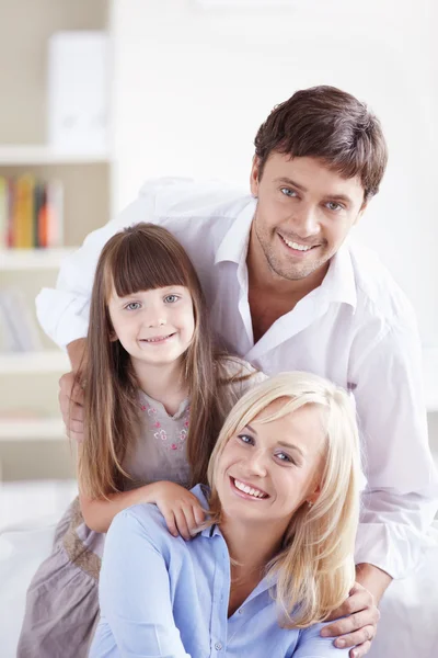 Een gelukkige familie thuis — Stockfoto