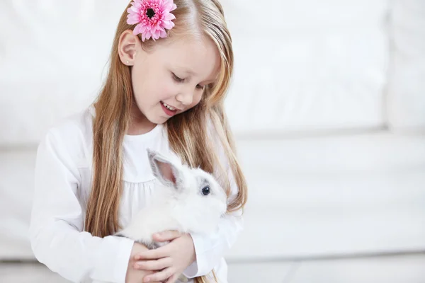 Μικρό κορίτσι και το λευκό κουνέλι — Φωτογραφία Αρχείου