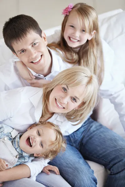 Una familia feliz — Foto de Stock