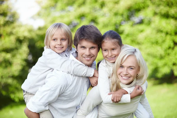Unga familjer med barn utomhus — Stockfoto