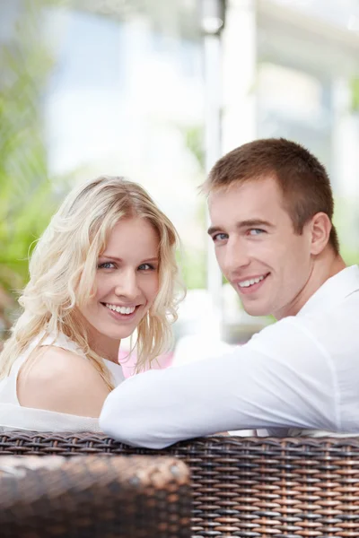O casal feliz em um restaurante — Fotografia de Stock