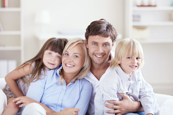 Обнимая семью
