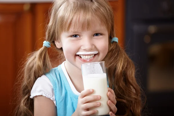 Pić mleko — Zdjęcie stockowe