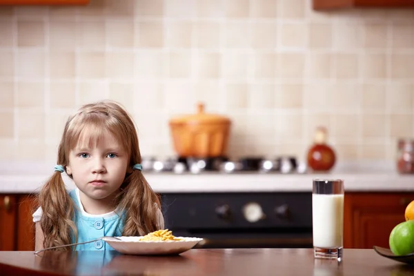 Het kleine meisje op keuken — Stockfoto