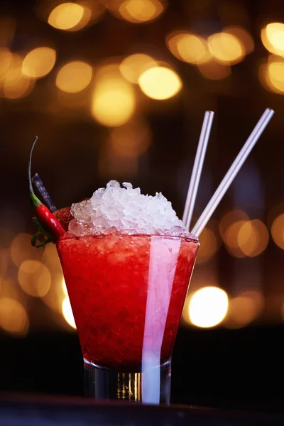 Красный коктейль с перцем — стоковое фото
