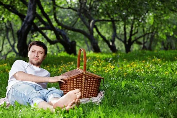 Az ember a piknik — Stock Fotó