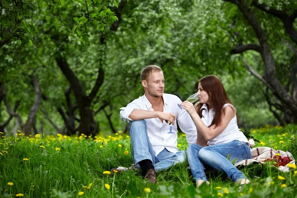 The young couple in park — Stock Photo, Image
