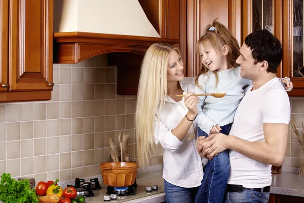 Familia en cocina — Foto de Stock