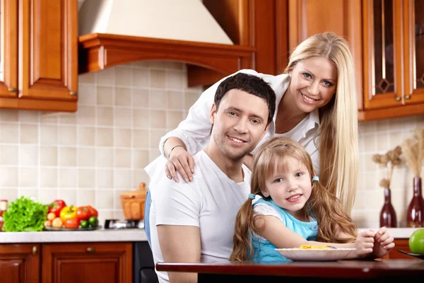 Pais com a criança na cozinha — Fotografia de Stock