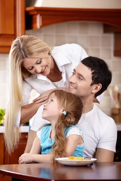 Familj med barnet på kök — Stockfoto
