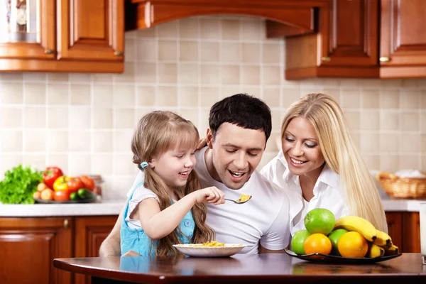 Frukost med en lycklig familj — Stockfoto