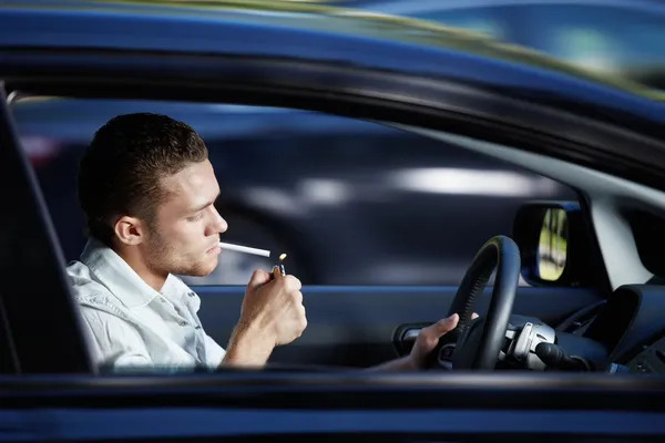Ένας Νεαρός Άνδρας Άναψε Ένα Τσιγάρο Ένα Αυτοκίνητο Ταχύτητα — Φωτογραφία Αρχείου
