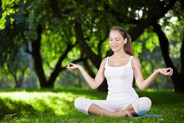 Yoga ao ar livre — Fotografia de Stock
