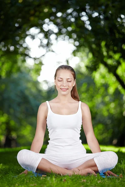 Attractive Girl Pose Yoga Outdoors — Stock Photo, Image