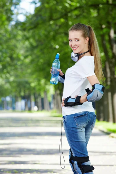 Das Junge Attraktive Mädchen Ausrüstung Mit Einer Wasserflasche — Stockfoto